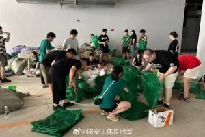 博主：昨天完成6万人TIFO展示，今天国安球迷又来到工体回收整理